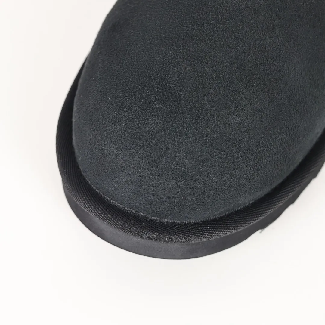 Pick up locally 💰560 Core recommended good price It is a very suitable choice for home furnishings. In the new year, uug launched a series of styles, which are partial to the preferences of young consumers and have also moved to the forefront of fashion trends. Shoe body material: water-repellent coated suede upper, 17 mm UGGPURE™ implantable wool insole, lightweight non-slip and comfortable rubber outsole, with brand LOGO and trademark, with full packaging Size: 35 36 37 38 39 40